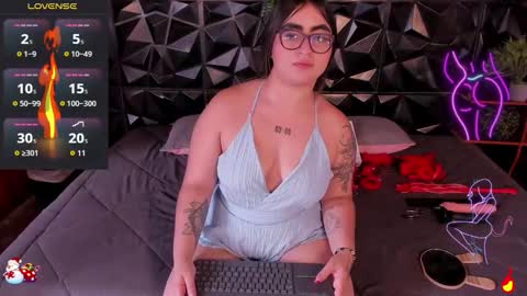 Snapshot of appril_foxx chatting on 12.16.25 apprilfoxx online show from 12.16.25