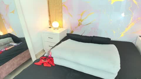 Snapshot of aprillross chatting on 02.14.26 aprillross online show from 02.14.26