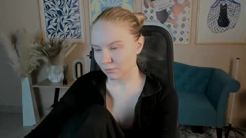 Snapshot of aprilserenity chatting on 09.10.25 April. All year round.  online show from 09.10.25
