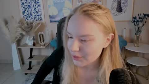 Snapshot of aprilserenity chatting on 09.30.25 April. All year round.  online show from 09.30.25