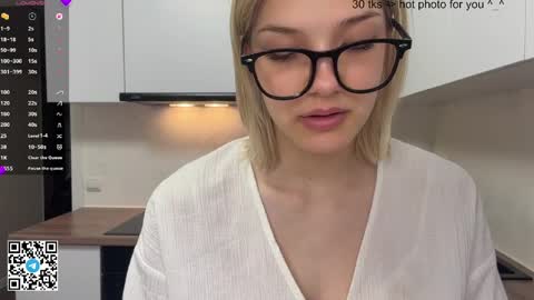 Snapshot of ardisparty chatting on 04.21.26 Caroline online show from 04.21.26
