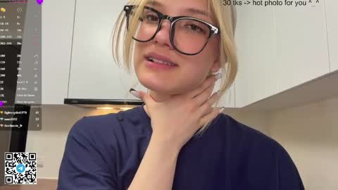 Snapshot of ardisparty chatting on 04.27.26 Caroline online show from 04.27.26
