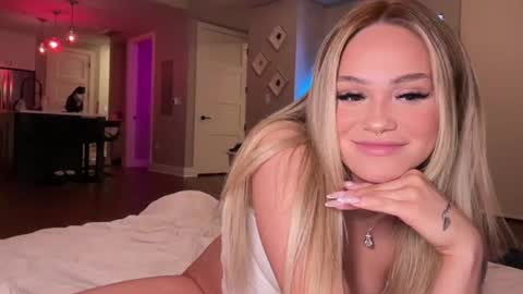 Snapshot of ari_02 chatting on 06.18.26 Ari online show from 06.18.26