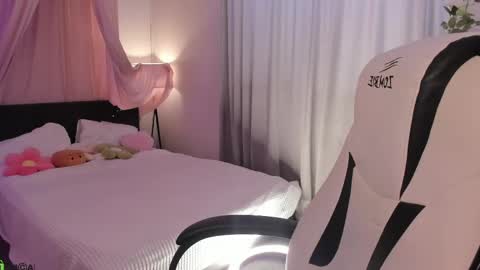 Snapshot of aria_mila chatting on 05.28.26 aria_mila online show from 05.28.26