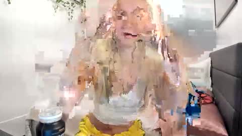 Snapshot of ariah_is_blonde chatting on 06.06.26 Ariah online show from 06.06.26