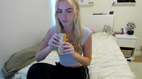 Snapshot of ariah_is_blonde chatting on 06.26.26 Ariah online show from 06.26.26
