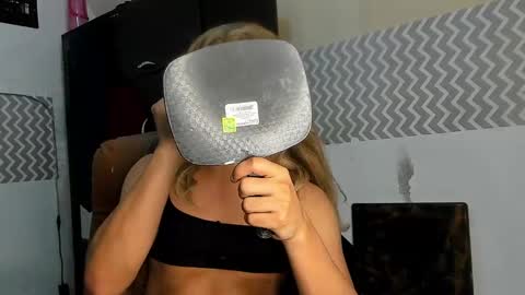 Snapshot of ariana_salazar chatting on 01.02.25 ARIANA SALAZAR online show from 01.02.25