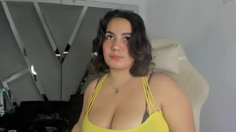 Snapshot of ariht chatting on 03.05.25 ariht online show from 03.05.25