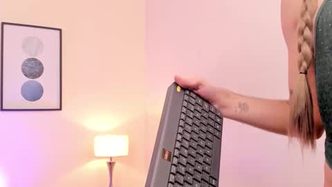 Snapshot of arivega chatting on 02.12.26 Nice to meet you thumb up me please its important I LOOK MY BIO DOWN online show from 02.12.26