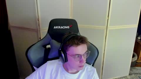Snapshot of aron_neall chatting on 12.14.24 biggest penis online show from 12.14.24