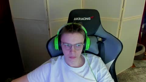 Snapshot of aron_neall chatting on 12.15.24 biggest penis online show from 12.15.24
