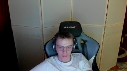 Snapshot of aron_neall chatting on 12.15.24 biggest penis online show from 12.15.24