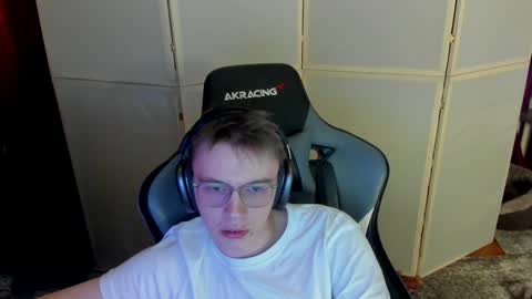 Snapshot of aron_neall chatting on 12.15.24 biggest penis online show from 12.15.24