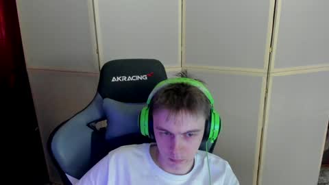 Snapshot of aron_neall chatting on 12.18.24 biggest penis online show from 12.18.24