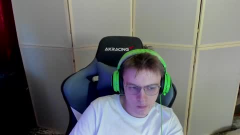 Snapshot of aron_neall chatting on 12.18.24 biggest penis online show from 12.18.24