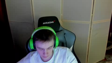 Snapshot of aron_neall chatting on 12.19.24 biggest penis online show from 12.19.24