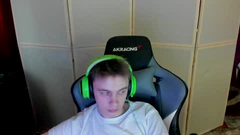 Snapshot of aron_neall chatting on 12.19.24 biggest penis online show from 12.19.24