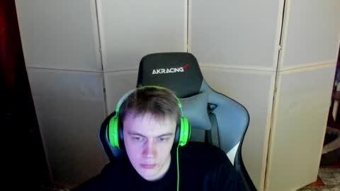 Snapshot of aron_neall chatting on 12.20.24 biggest penis online show from 12.20.24