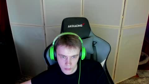 Snapshot of aron_neall chatting on 12.20.24 biggest penis online show from 12.20.24
