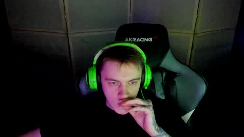 Snapshot of aron_neall chatting on 12.21.24 biggest penis online show from 12.21.24