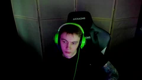 Snapshot of aron_neall chatting on 12.21.24 biggest penis online show from 12.21.24