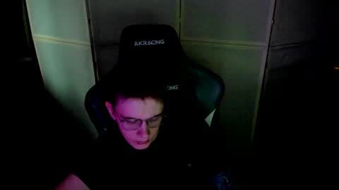 Snapshot of aron_neall chatting on 12.21.24 biggest penis online show from 12.21.24