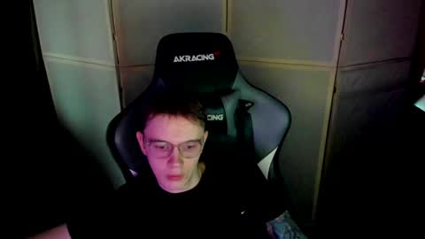Snapshot of aron_neall chatting on 12.22.24 biggest penis online show from 12.22.24