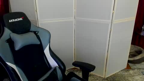 Snapshot of aron_neall chatting on 12.29.24 biggest penis online show from 12.29.24
