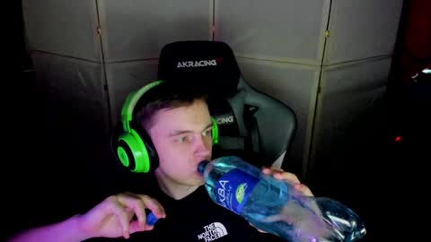 Snapshot of aron_neall chatting on 01.28.25 biggest penis online show from 01.28.25