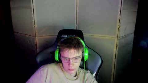 Snapshot of aron_neall chatting on 02.13.25 biggest penis online show from 02.13.25