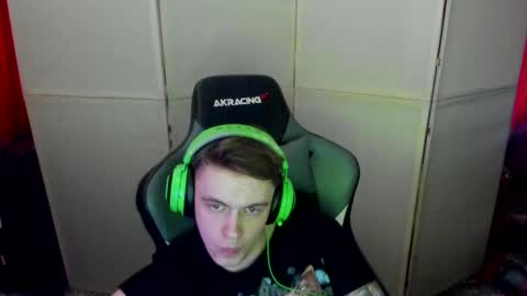 Snapshot of aron_neall chatting on 02.24.25 biggest penis online show from 02.24.25