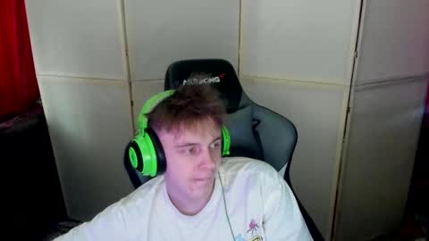 Snapshot of aron_neall chatting on 02.25.25 biggest penis online show from 02.25.25