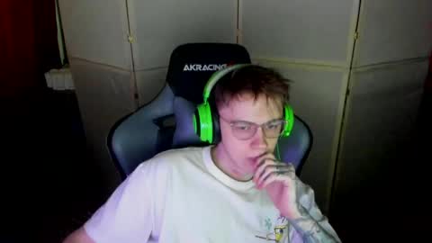 Snapshot of aron_neall chatting on 03.04.25 biggest penis online show from 03.04.25
