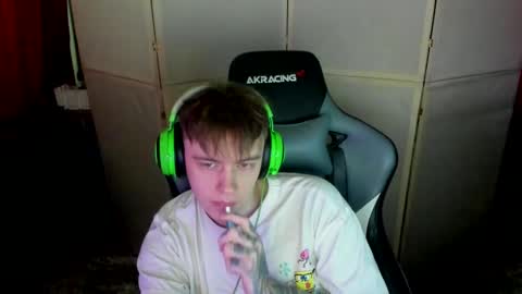 Snapshot of aron_neall chatting on 03.05.25 biggest penis online show from 03.05.25