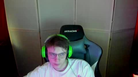 Snapshot of aron_neall chatting on 03.06.25 biggest penis online show from 03.06.25