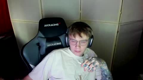 Snapshot of aron_neall chatting on 03.10.25 biggest penis online show from 03.10.25