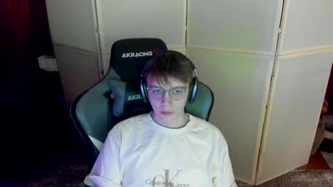 Snapshot of aron_neall chatting on 03.10.25 biggest penis online show from 03.10.25