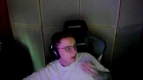 Snapshot of aron_neall chatting on 03.12.25 biggest penis online show from 03.12.25