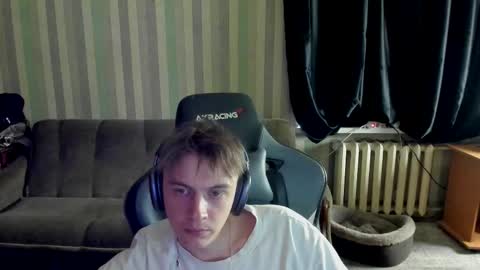 Snapshot of aron_neall chatting on 10.13.25 biggest penis online show from 10.13.25