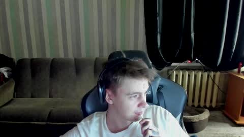 Snapshot of aron_neall chatting on 10.14.25 biggest penis online show from 10.14.25