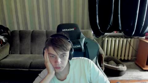 Snapshot of aron_neall chatting on 10.15.25 biggest penis online show from 10.15.25