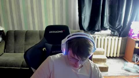 Snapshot of aron_neall chatting on 10.19.25 biggest penis online show from 10.19.25