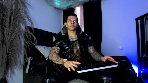 Snapshot of arondark chatting on 05.12.26 DarkMaster online show from 05.12.26
