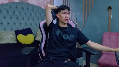 Snapshot of arontawers chatting on 02.25.26 Arontawers online show from 02.25.26