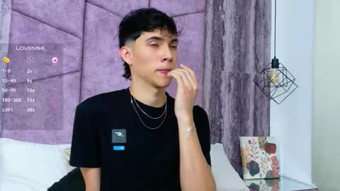 Snapshot of arontawers chatting on 05.19.26 Arontawers online show from 05.19.26
