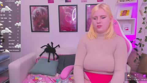 Snapshot of art_lovee_ chatting on 11.11.25 art_lovee_ online show from 11.11.25