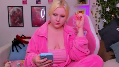 Snapshot of art_lovee_ chatting on 12.20.25 art_lovee_ online show from 12.20.25