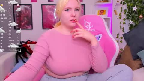 Snapshot of art_lovee_ chatting on 12.23.25 art_lovee_ online show from 12.23.25