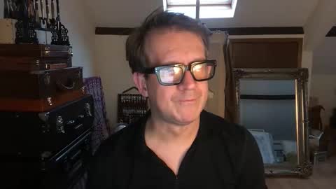 Snapshot of artisterotic chatting on 11.21.25 artisterotic online show from 11.21.25