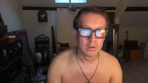 Snapshot of artisterotic chatting on 12.21.25 artisterotic online show from 12.21.25